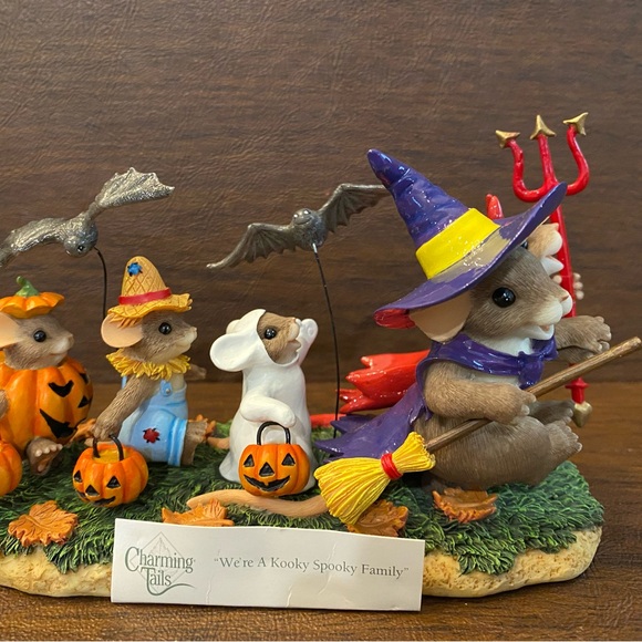 CHARMING TAILS We’re a Kooky Spooky Family Halloween Figurine by Fitz & Floyd - Picture 3 of 15